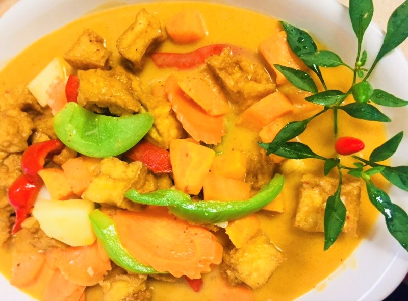 Order Dinner Massaman Curry food online from Taste of Siam store, Stoneham on bringmethat.com