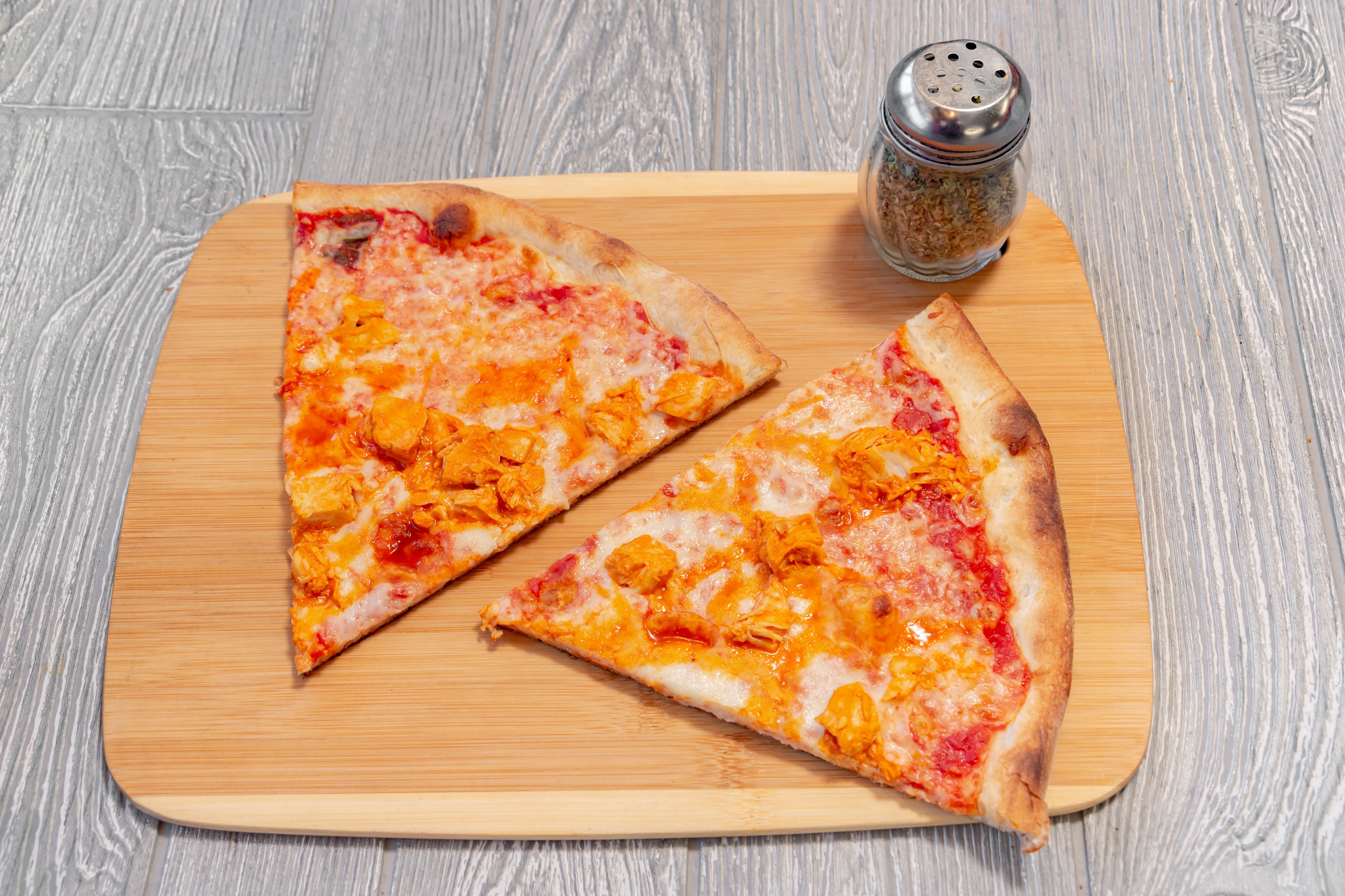 Order Buffalo Chicken Pizza - Medium 14" food online from Gianni Pizza store, Wilmington on bringmethat.com
