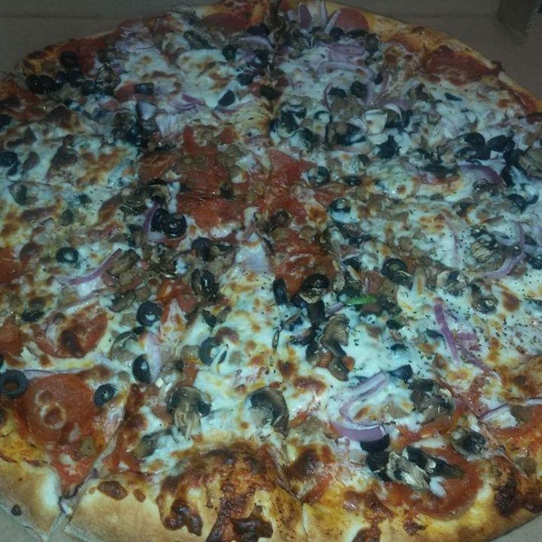 Order Deluxe Pizza - Small 10'' food online from Big John Pizza store, San Antonio on bringmethat.com