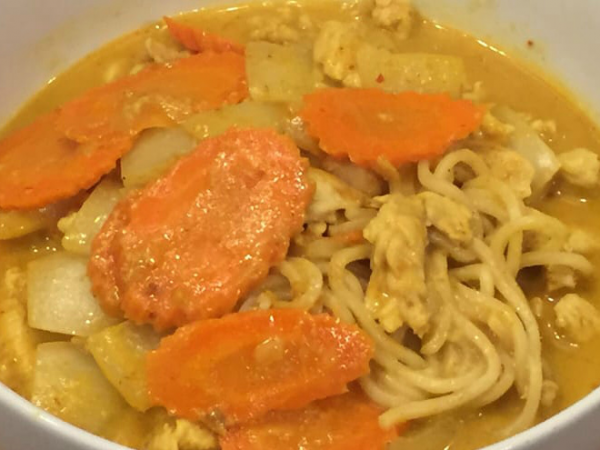 Order 41. Chicken Curry Noodle Soup food online from Am Thai Fusion Cuisine store, Anaheim on bringmethat.com