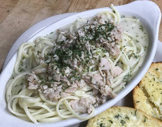 Order Linguini and Clams food online from Giannis Pizza store, Monterey on bringmethat.com