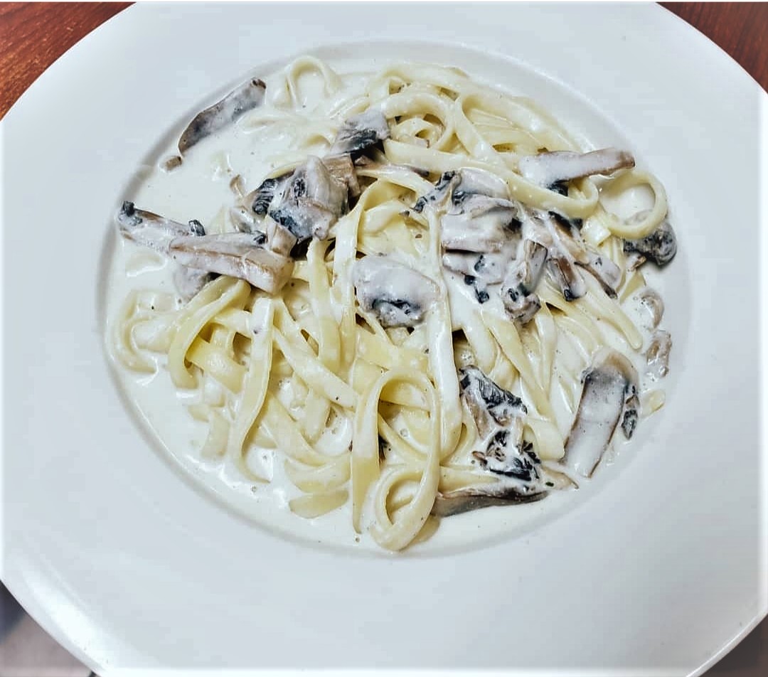 Order Fettuccine Alfredo food online from Pico Cafe store, Los Angeles on bringmethat.com