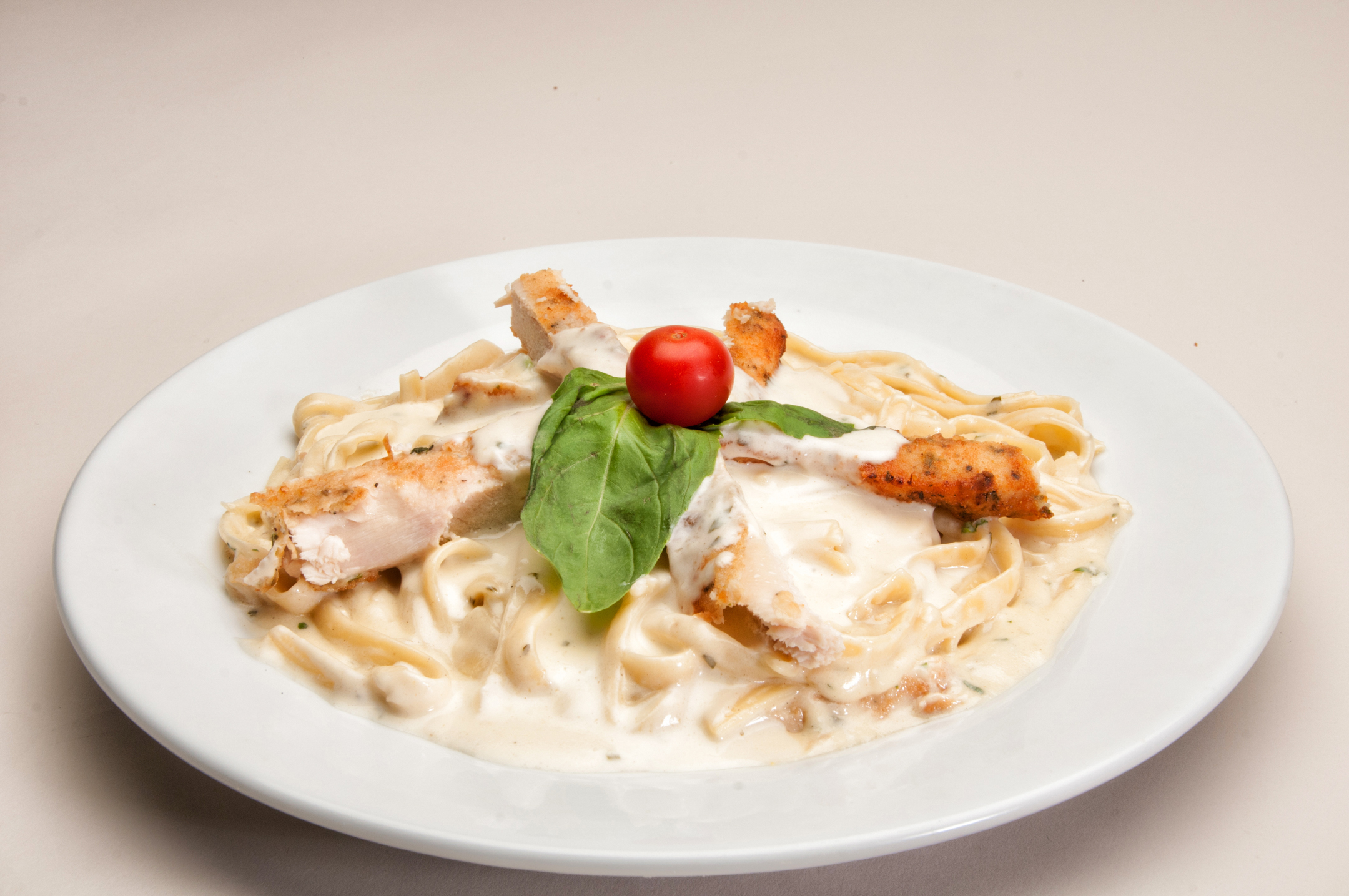 Order Chicken Alfredo Entree food online from Barraco's Pizza store, Evergreen Park on bringmethat.com