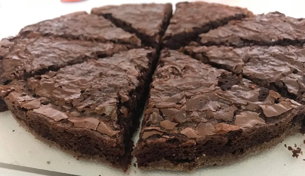 Order Brownie Pizza Cookie food online from Super Pizza Veloz store, Bell Gardens on bringmethat.com