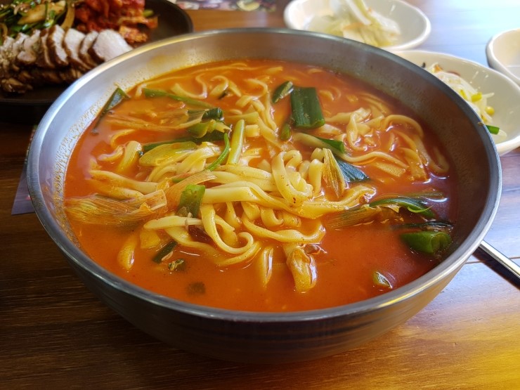 Order D-9B. Spicy Beef Noodle Soup (육칼/香辣牛肉汤刀切面) food online from Restaurant Namsan store, Los Angeles on bringmethat.com