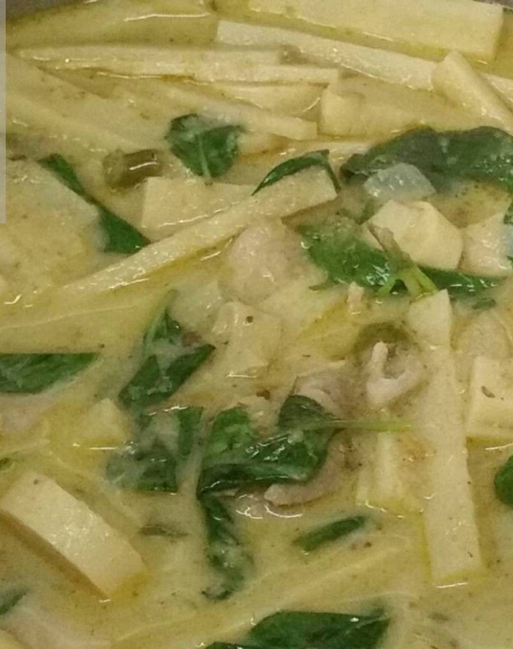 Order Green Curry food online from Diva Thai Express store, Chicago on bringmethat.com