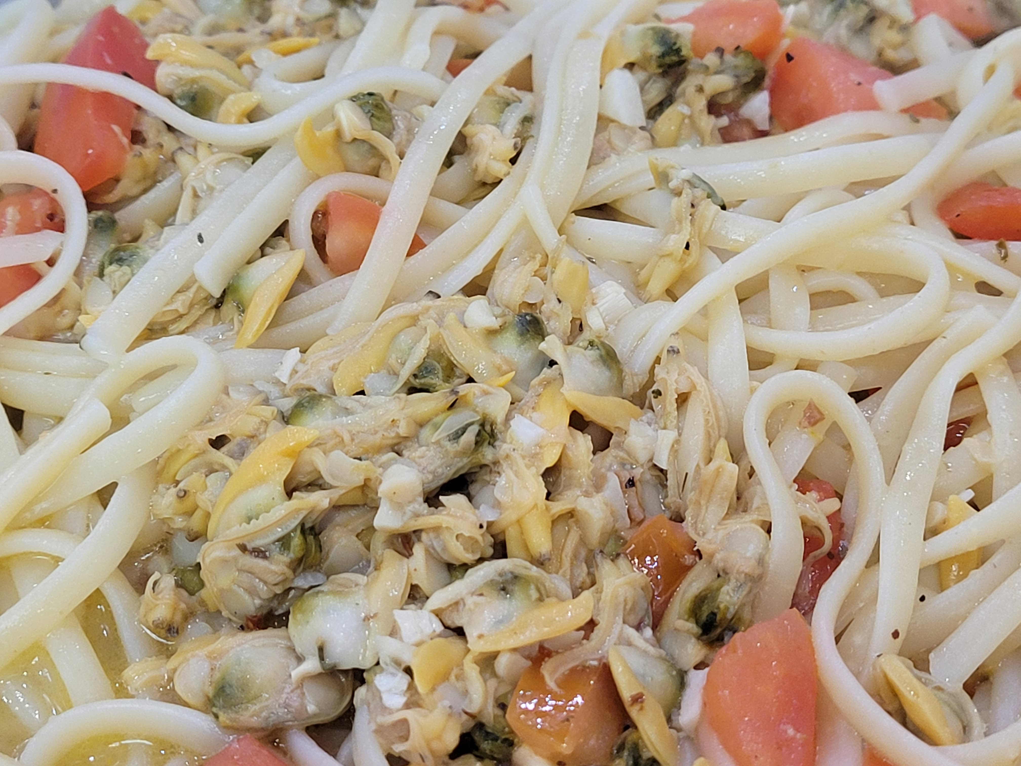Order Linguine with White Clam Sauce food online from Illianos Pizza store, Clemmons on bringmethat.com
