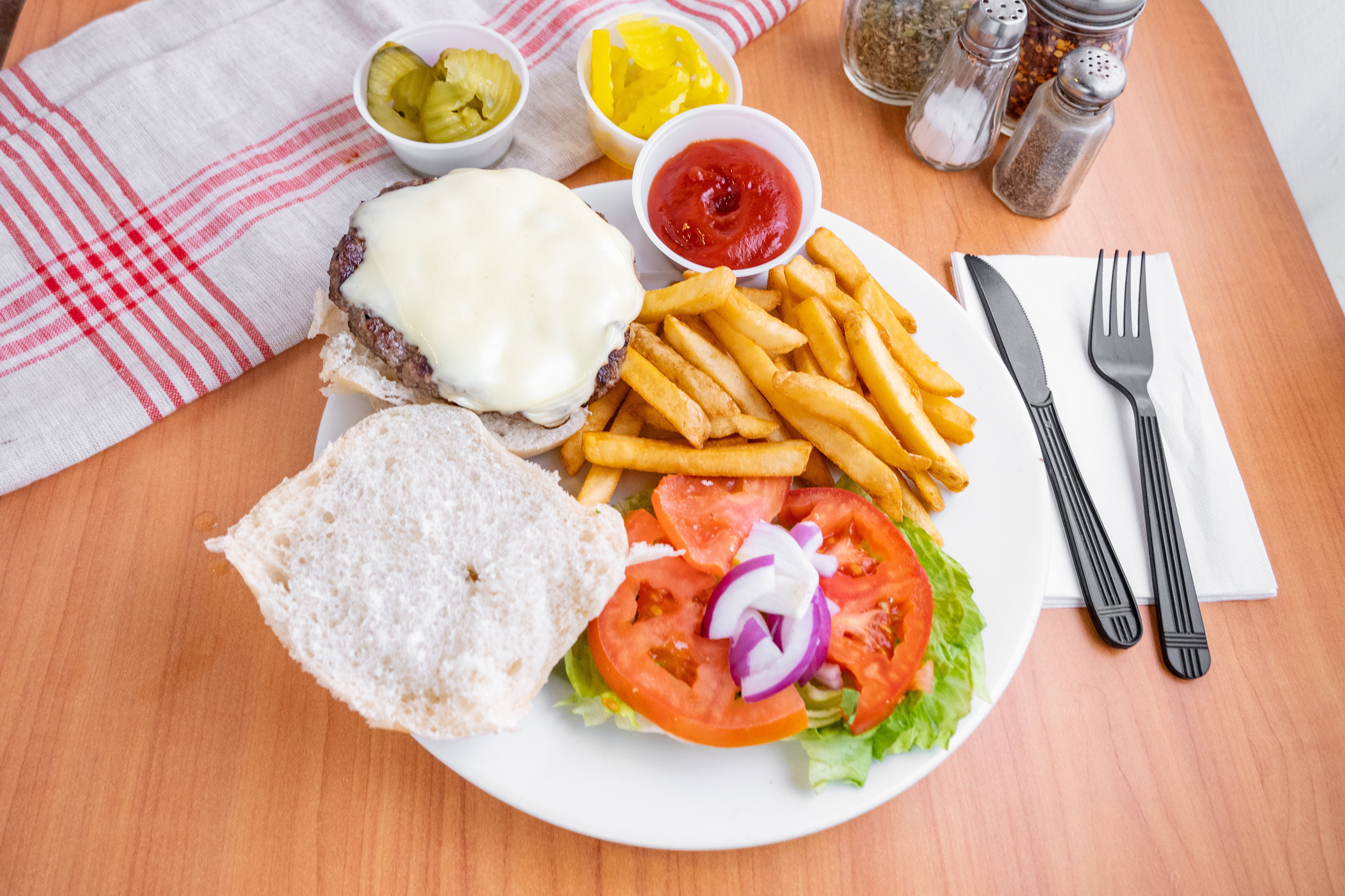 Order Cheeseburger Deluxe Platter - Burger food online from Bella Roma Pizza Kitchen store, Springfield on bringmethat.com