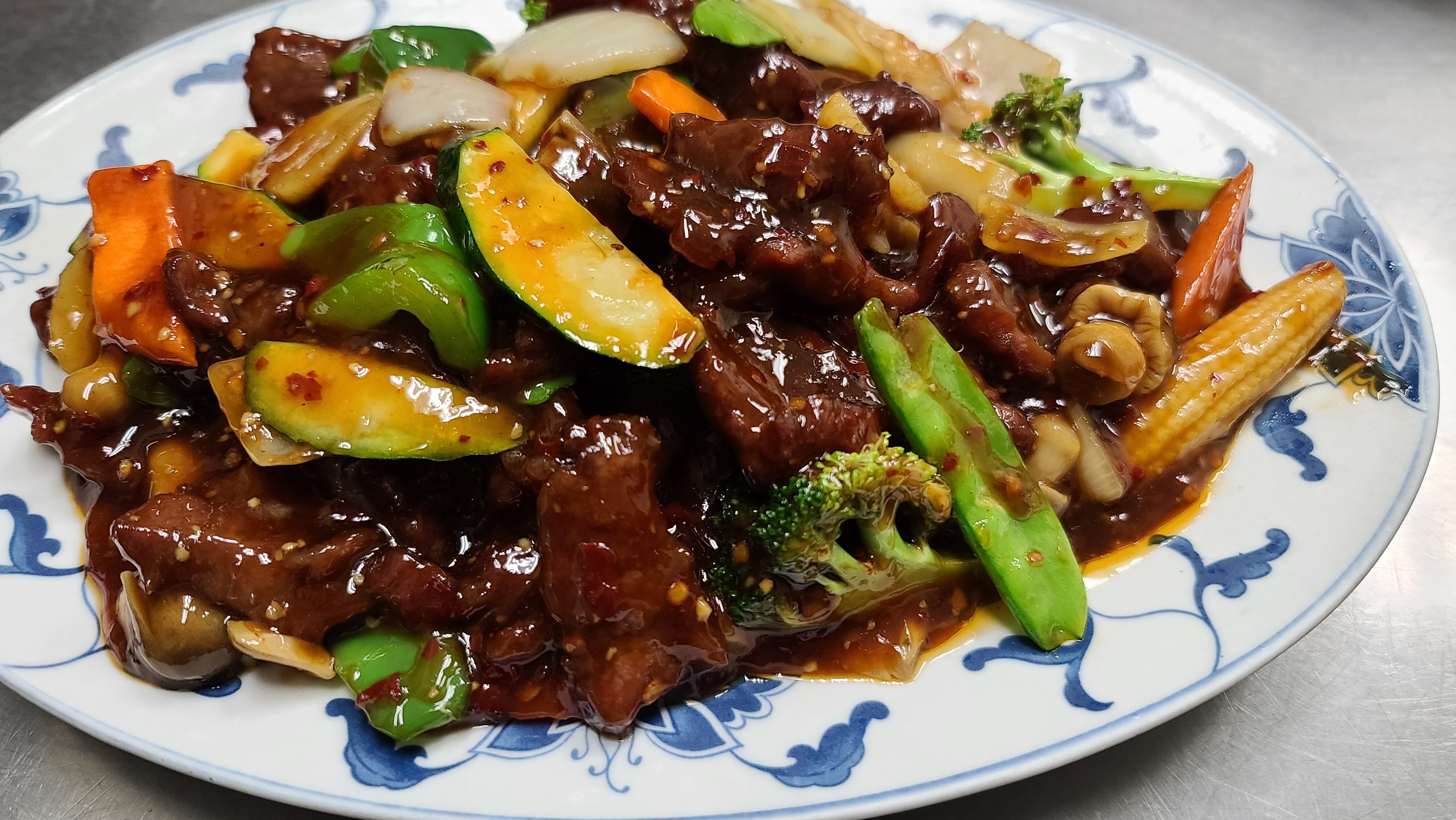 Order B1. Twin Dragon Beef food online from Twin Dragon Restaurant store, Niles on bringmethat.com