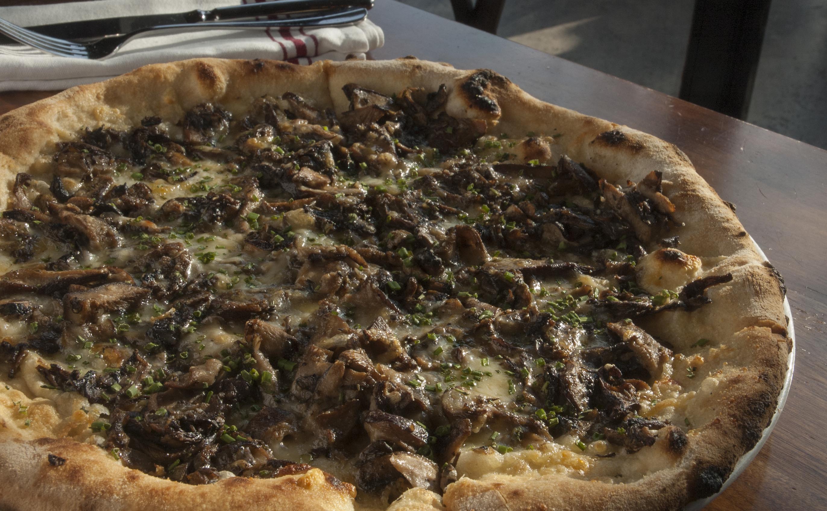 Order Funghi Pizza food online from All Acqua Restaurant store, Los Angeles on bringmethat.com