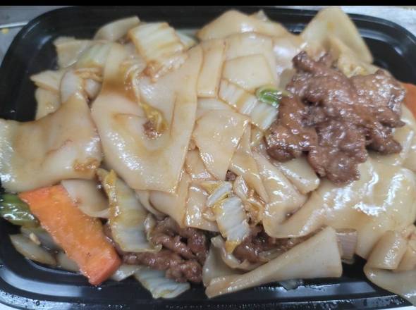 Order Beef  Chow Fun 牛河粉 food online from Mr. Wonton store, Egg Harbor Township on bringmethat.com