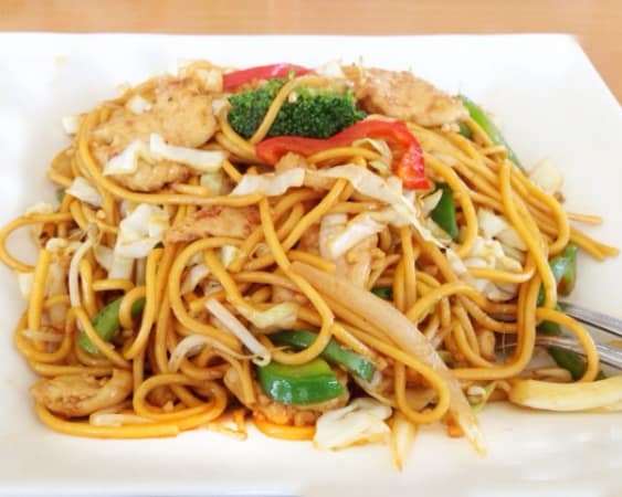 Order 29. Chicken Lo Mein food online from Great Wall Chinese Restaurant store, Niagara Falls on bringmethat.com