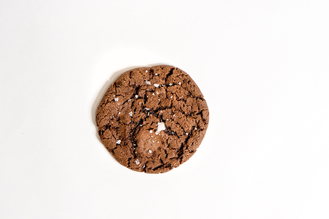 Order ’The Chocoholic’ Double Chocolate Cookie food online from Fresh & Co. store, New York on bringmethat.com