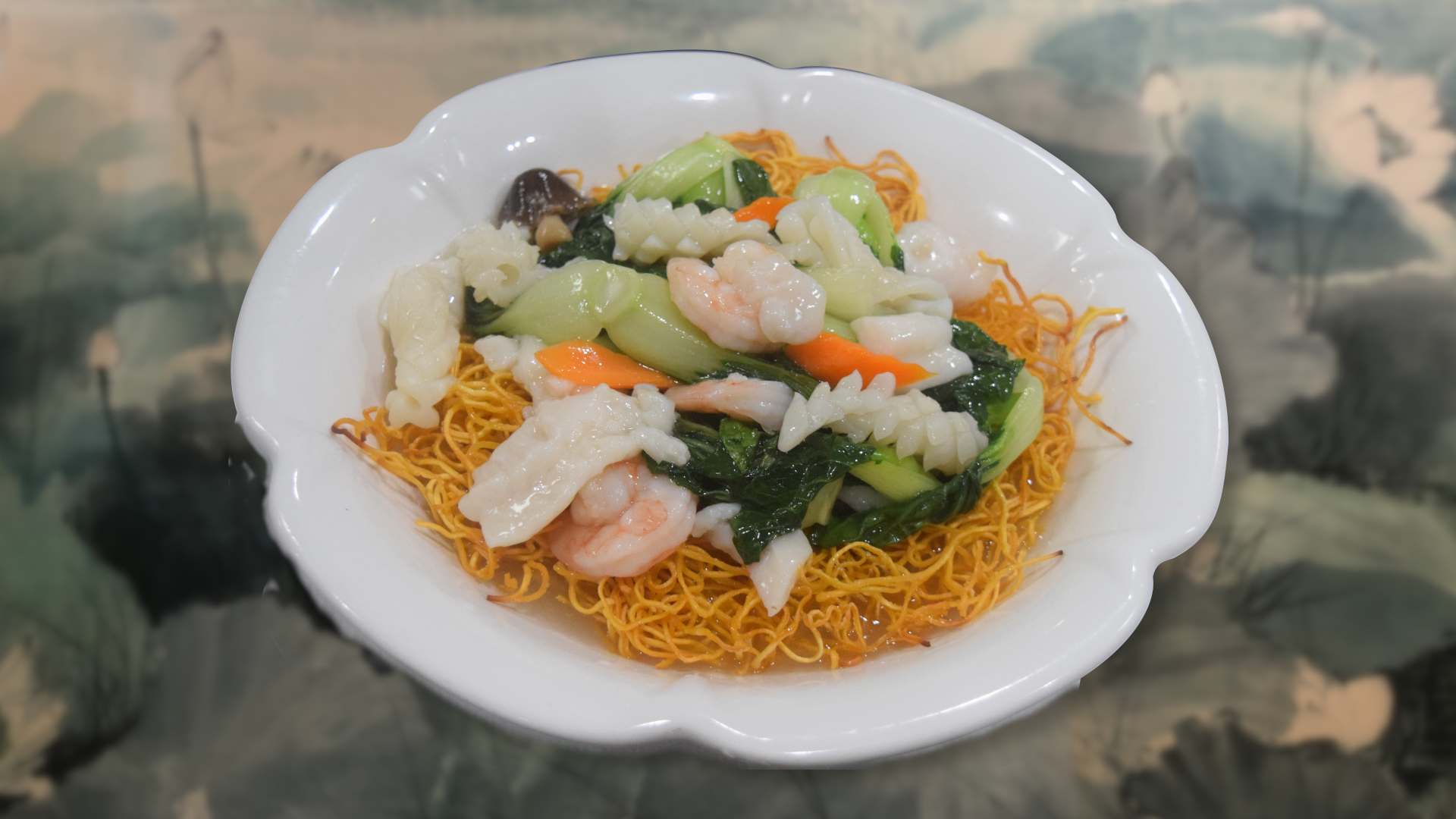 Order Hong Kong Style Seafood Fried Noodles 港式海鮮煎麵 food online from Creek House Dim Sum Restaurant store, Walnut Creek on bringmethat.com