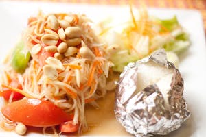 Order Green Papaya Salad food online from Thai Rod Dee store, Layton on bringmethat.com