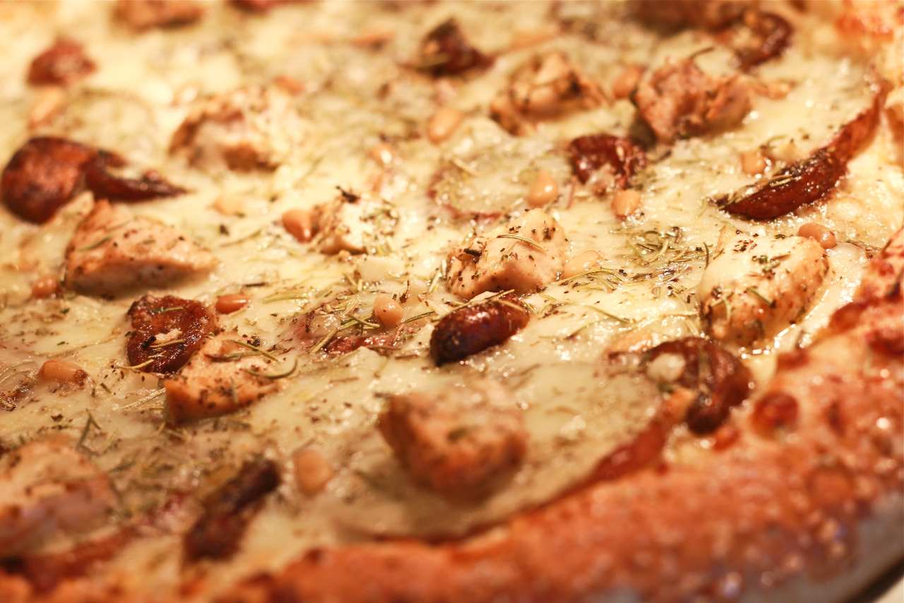 Order Rosemary Garlic Chicken Pizza food online from Romes Pizza store, Helotes on bringmethat.com
