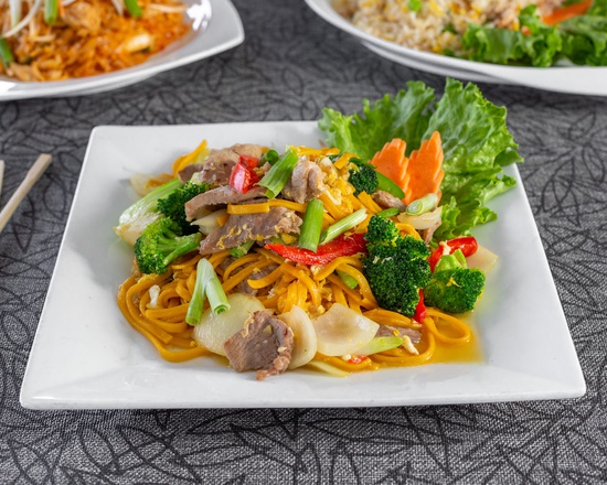 Order Green Curry Thai Lo Mein Noodles food online from Thai House store, Kansas City on bringmethat.com