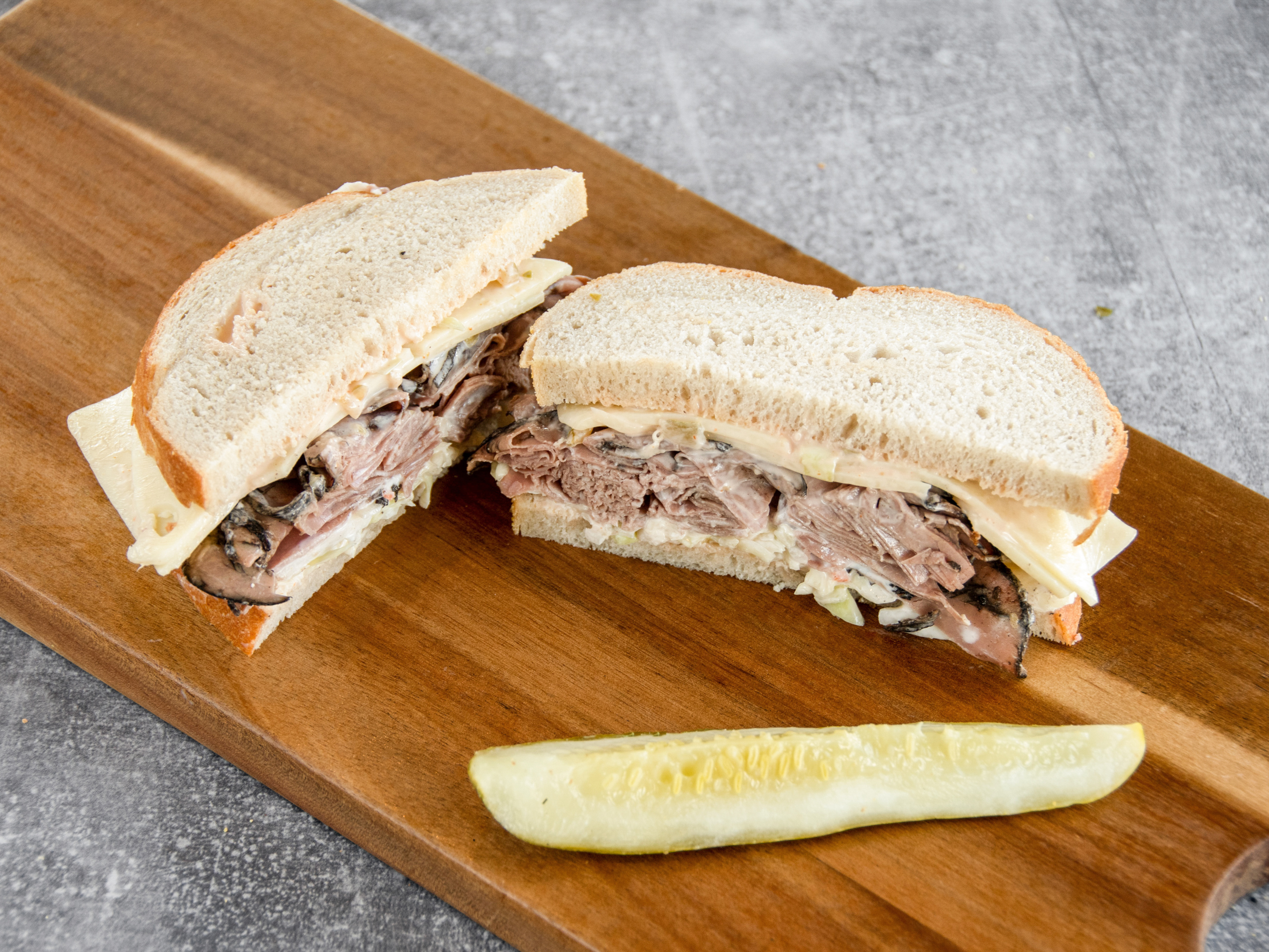 Order #5. Roast Beef Classic Sandwich food online from Breakaway Deli store, Troy on bringmethat.com