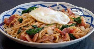Order  Stir-Fried Noodle with Bacon Spinach Fried Egg 煎蛋培根炒面 food online from Go Yummy store, Irvine on bringmethat.com