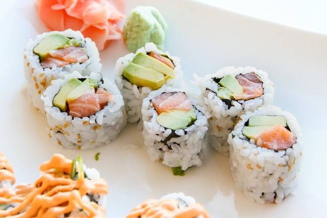 Order Salmon & Avocado Maki food online from B Cafe store, Quincy on bringmethat.com