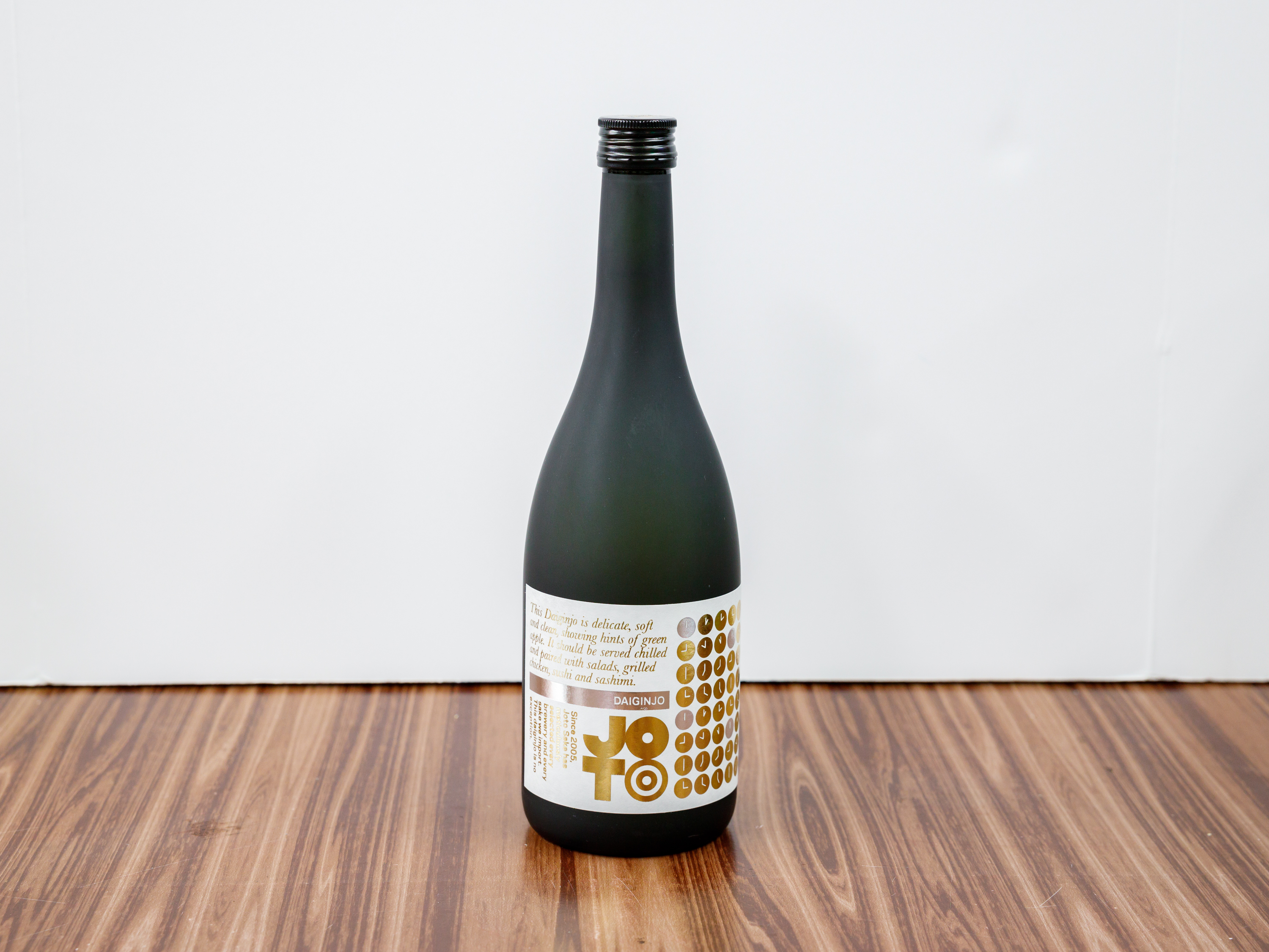 Order Joto Daiginjo Japanese Sake, 720mL food online from DAVE & MINA LIQUOR MART store, Santa Ana on bringmethat.com