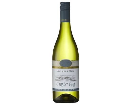 Order Oyster Bay Sauvignon Blanc, 750mL white wine (12.5% ABV) food online from Babaro Liquor Store store, Peabody on bringmethat.com