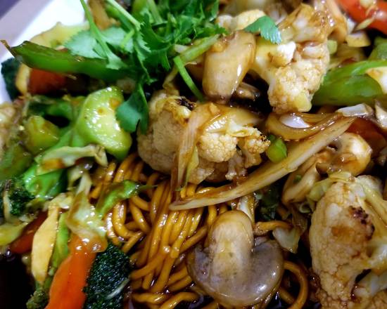Order Lucky Chow Mein Noodle food online from Loving Hut store, San Diego on bringmethat.com