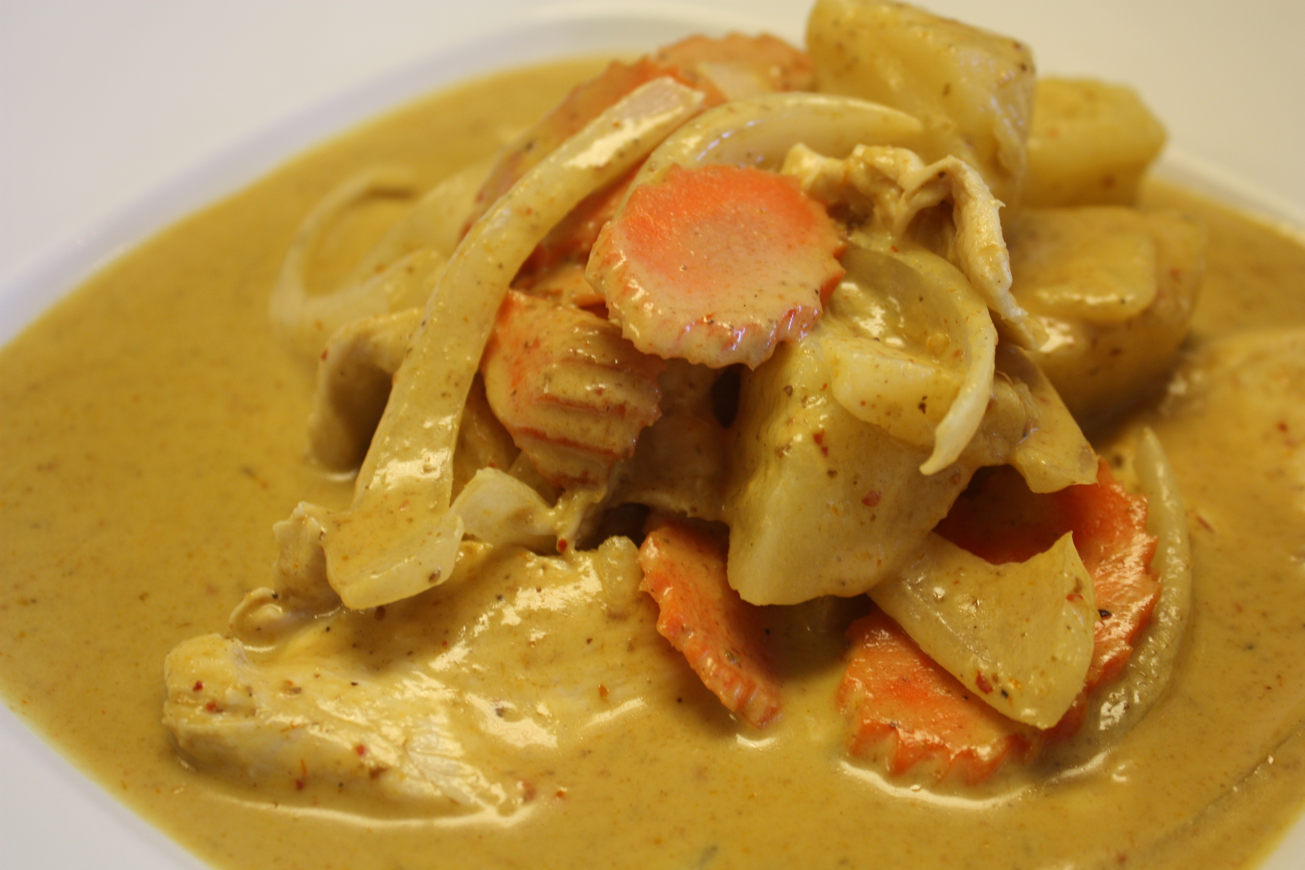 Order Kang Ka-ree (Yellow Curry) with steam rice food online from Thai Food to Go store, Torrance on bringmethat.com