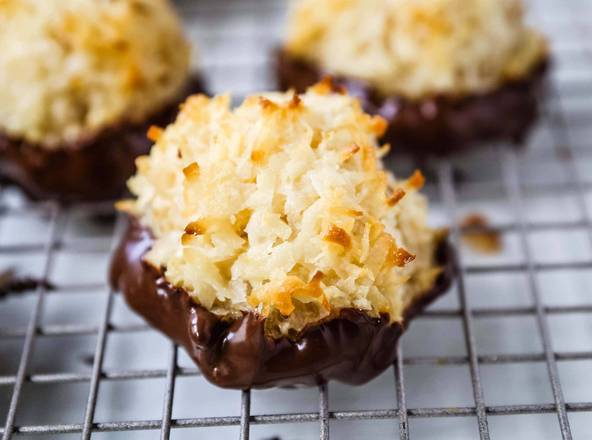 Order Coconut Macaroon - Individual Serving (Large, 3.2 oz) food online from Lb Cake Stop store, Baldwin Park on bringmethat.com