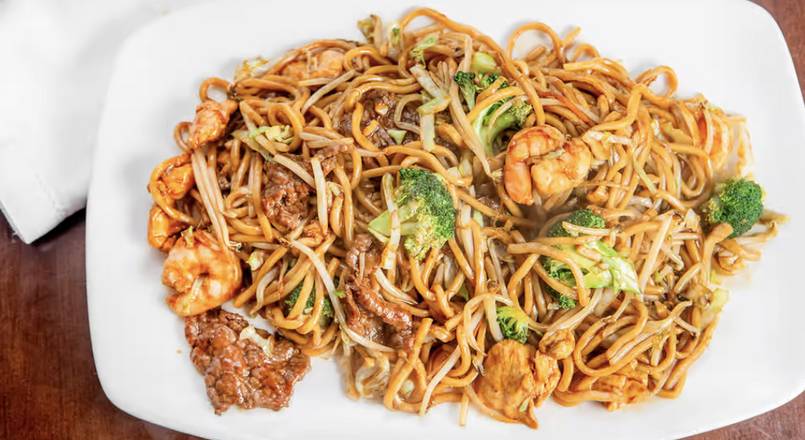 Order House Special Chow Mein (招牌炒面) food online from New Mandarin Garden San Clemente store, San Clemente on bringmethat.com
