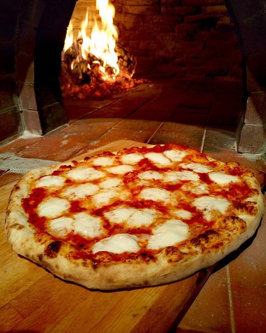 Order Margherita Pizza - Medium 14" food online from Casa Italia Pizza & Pasta store, Lincoln University on bringmethat.com