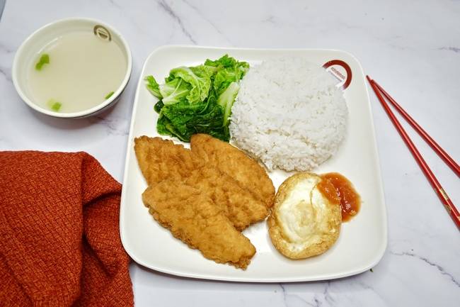 Order 茄汁炸蛋鸡排饭 / Deep-fried Egg & Chicken Cutlet Over Rice food online from Classic Guilin Rice Noodles store, Milpitas on bringmethat.com