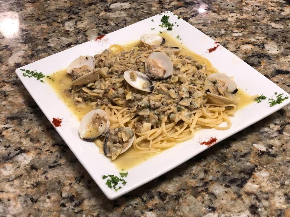 Order Linguine with Clam Sauce - Entree food online from Nonna Rosa Pizzeria store, Norristown on bringmethat.com