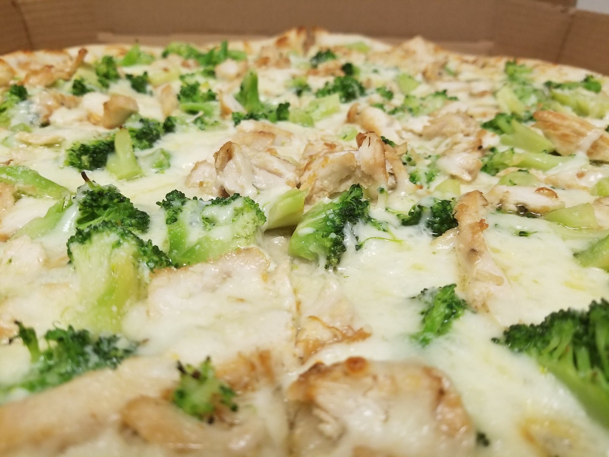 Order Chicken Broccoli Alfredo Pizza - Medium food online from Pizza 541 store, Burlington Townshnip on bringmethat.com