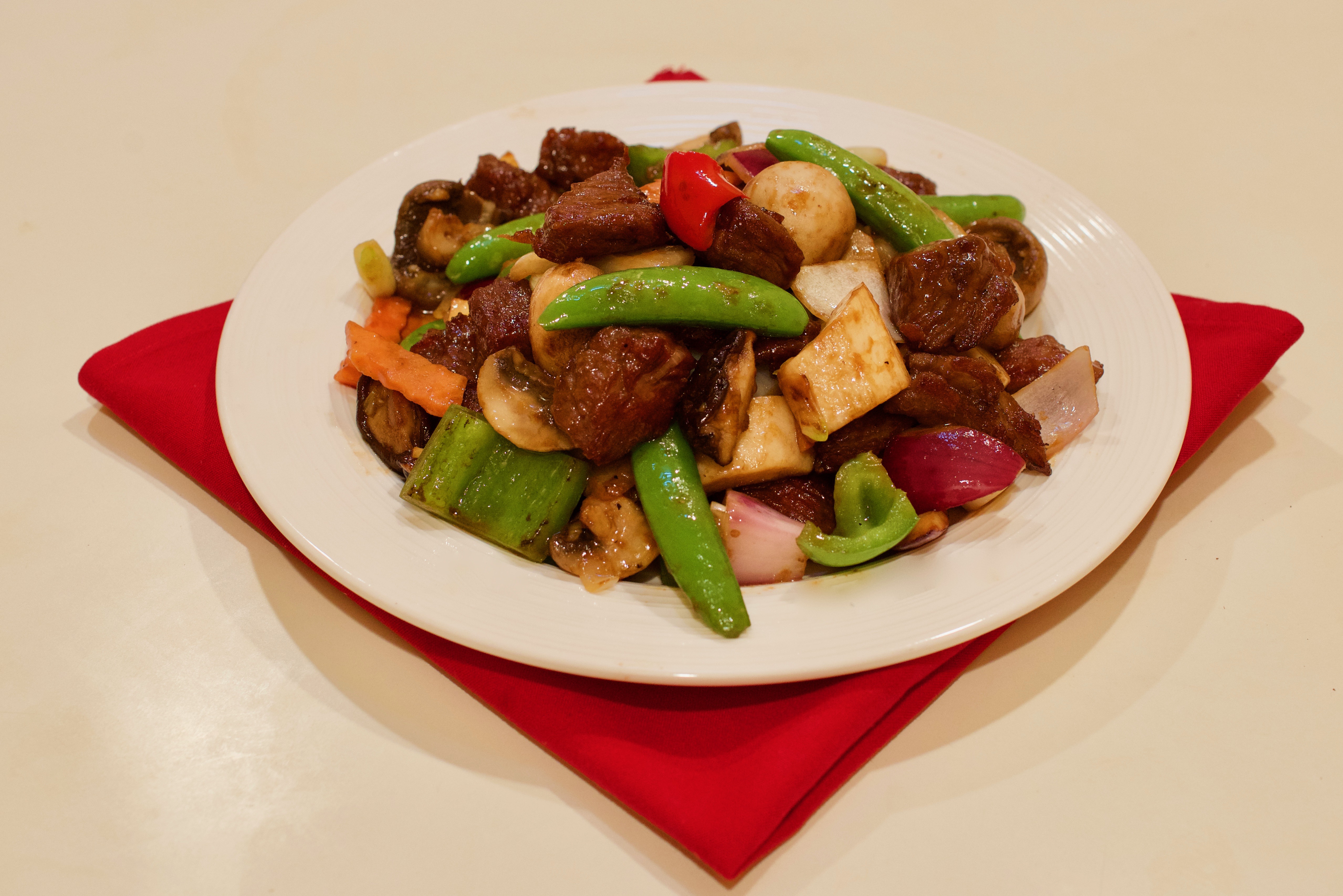 Order Sauteed Beef Steak Cube with Bell Pepper and Mushrooms 密椒杂菇炒牛柳粒 food online from Golden Coast store, San Francisco on bringmethat.com