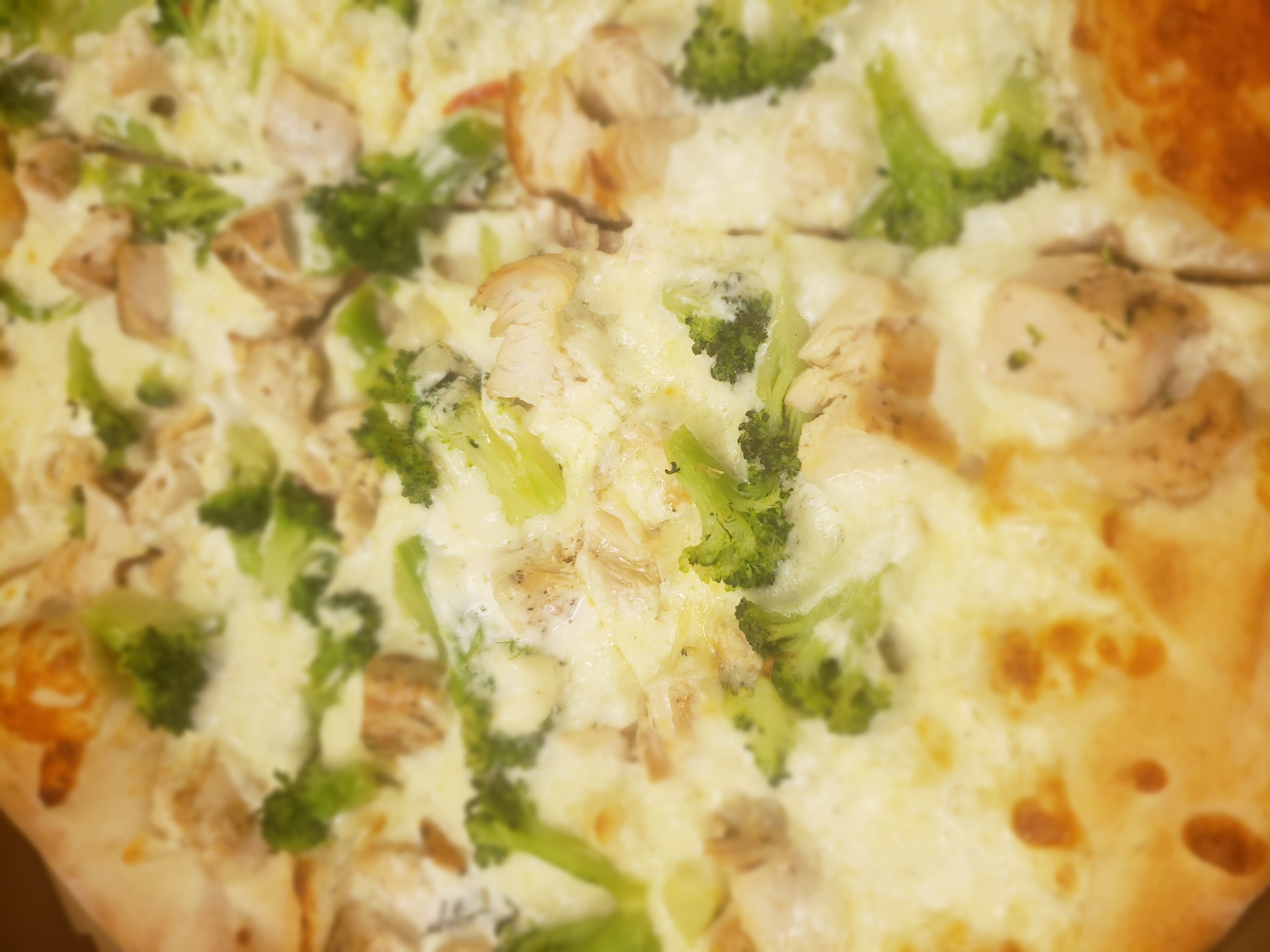 Order Chicken and Broccoli Alfredo Pizza food online from Colombos Pizza & Cafe store, Reading on bringmethat.com