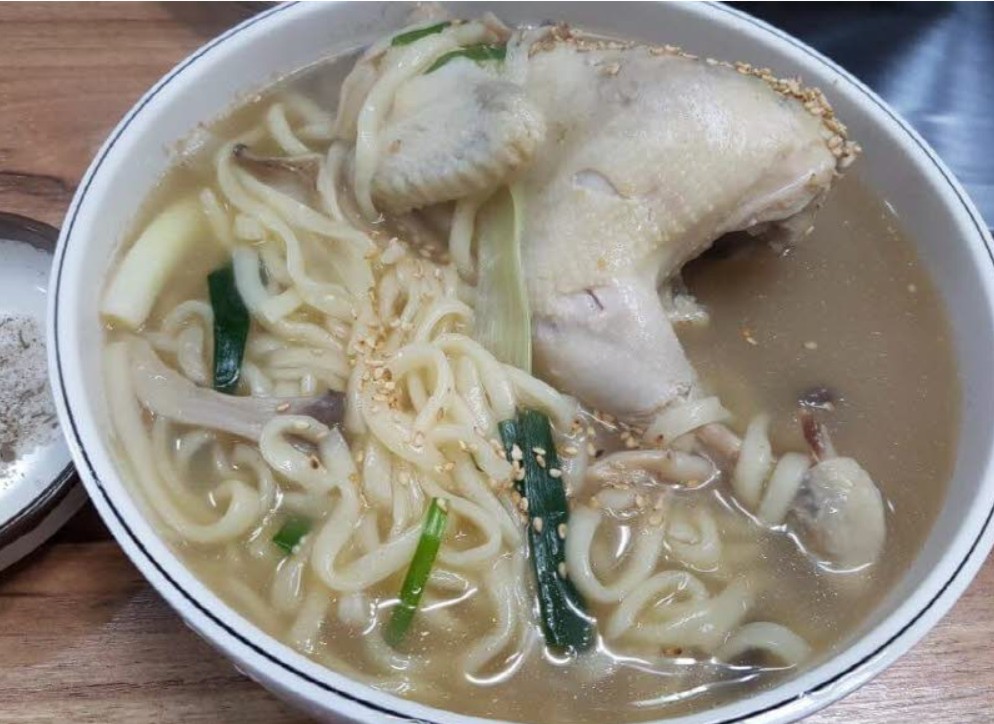 Order M-54F. Half Chicken Noodle Soup (닭반마리칼국수/鸡肉刀切面) food online from Restaurant Namsan store, Los Angeles on bringmethat.com