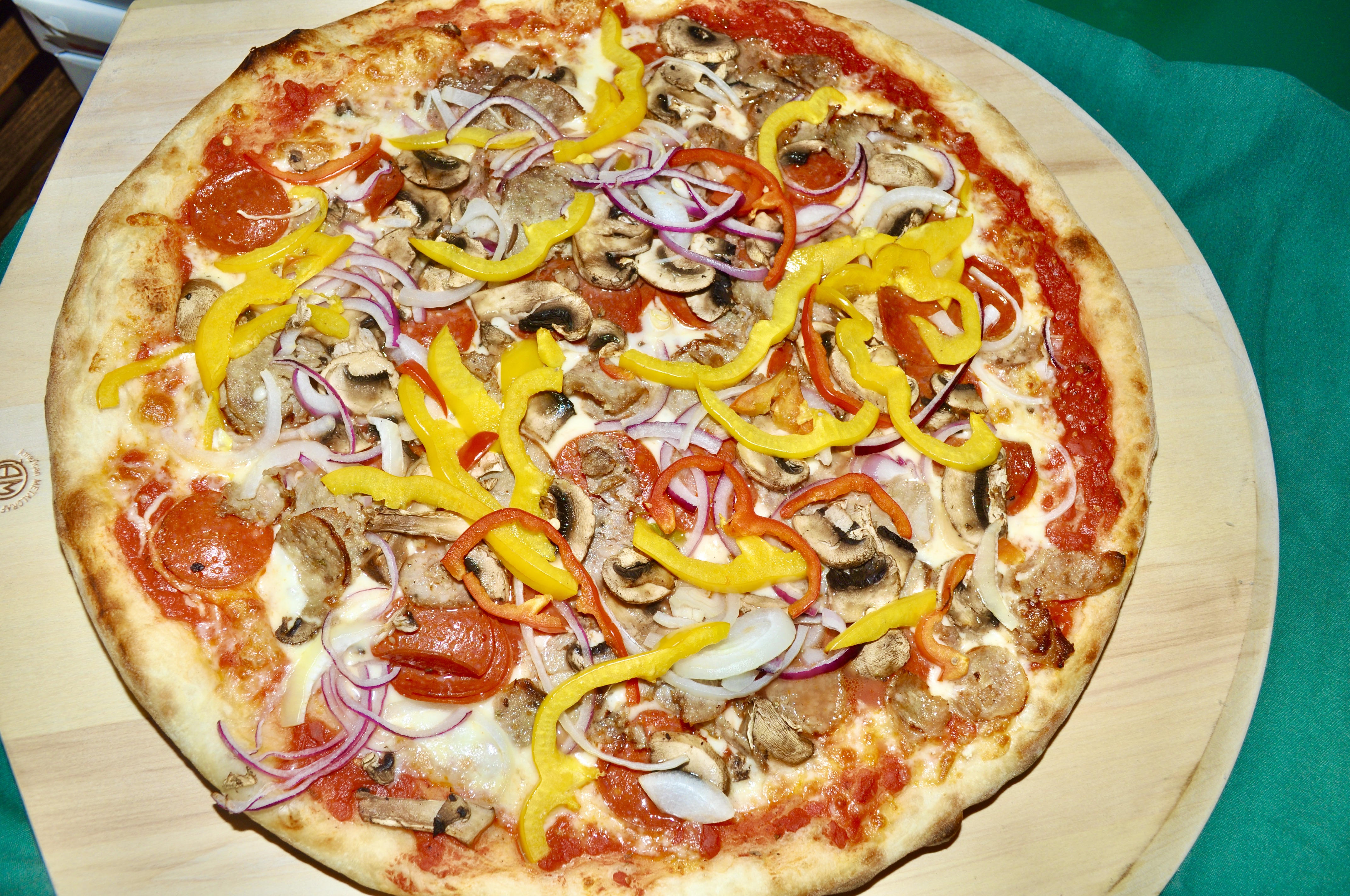 Order  16" Special Pizza  food online from Illianos Grill store, Norwich on bringmethat.com