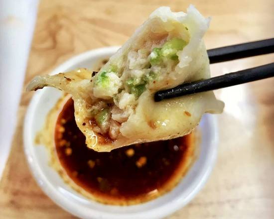 Order Green Pepper and Fish Dumpling (Sole Fish) 青椒鱼肉 food online from Yuanbao Jiaozi store, San Francisco on bringmethat.com