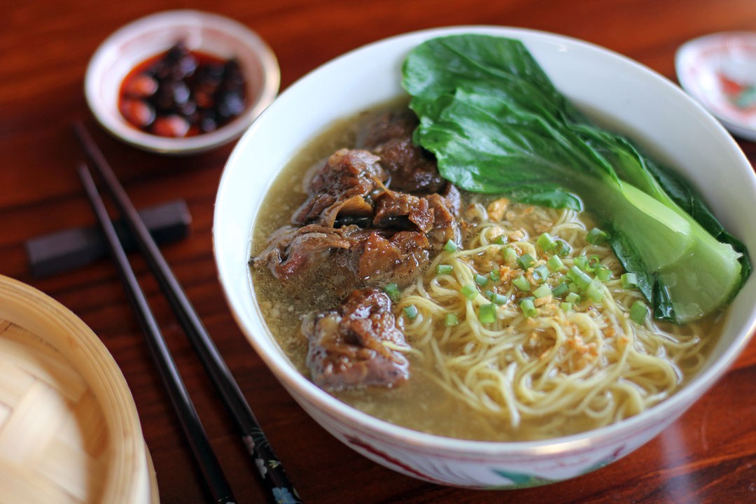 Order N4.  Noodle with Beef Soup food online from Boulevard Chinese Restaurant store, Elmwood Park on bringmethat.com