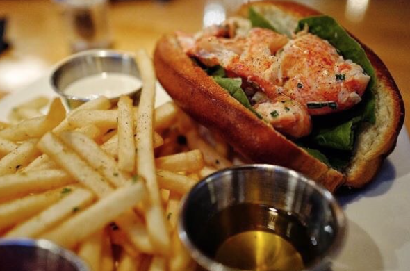 Order Maine Lobster Roll food online from Smitty Grill store, Pasadena on bringmethat.com