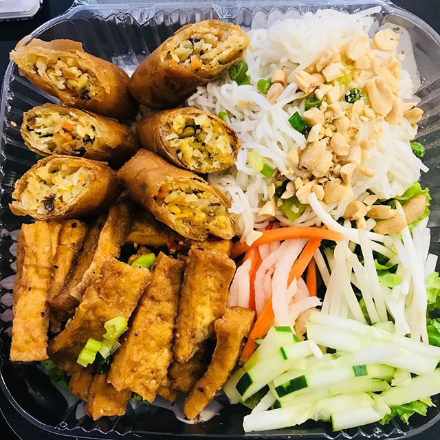 Order #20. Braised Organic Tofu Vermicelli with Egg Roll food online from Nd Banh Mi store, Oceanside on bringmethat.com