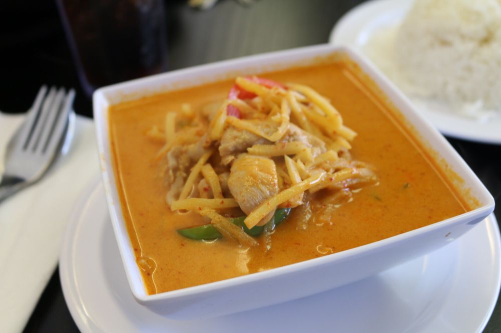 Order Red Curry Chicken with Rice food online from Chili & Lemon Thai Cuisine store, Los Angeles on bringmethat.com