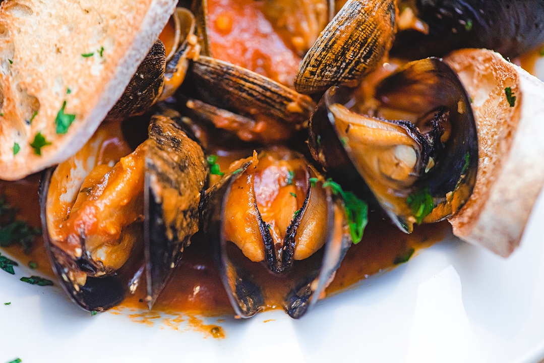 Order Clams & Mussels food online from Gene & Georgetti store, Chicago on bringmethat.com