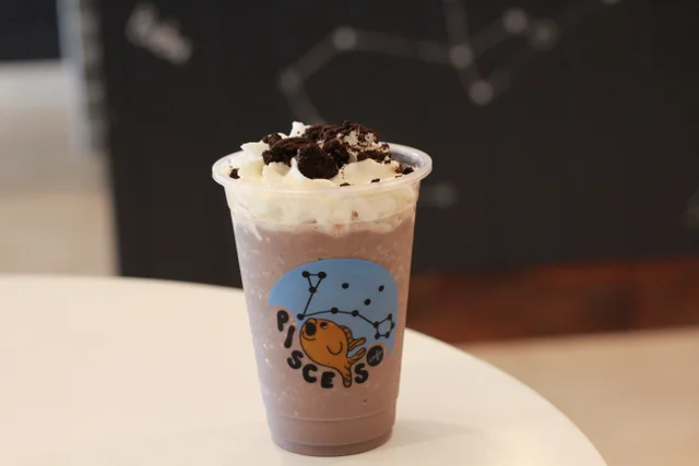 Order Cookies & Cream Blended food online from Pisces Cafe Boba & Tea store, Lisle on bringmethat.com