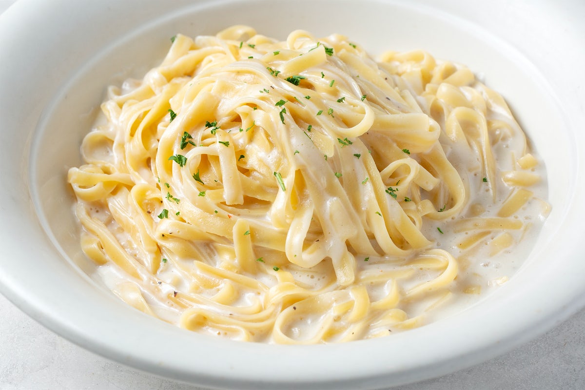 Order CLASSIC FETTUCCINE ALFREDO FAMILY PLATTER food online from Johnny Carinos store, Baytown on bringmethat.com