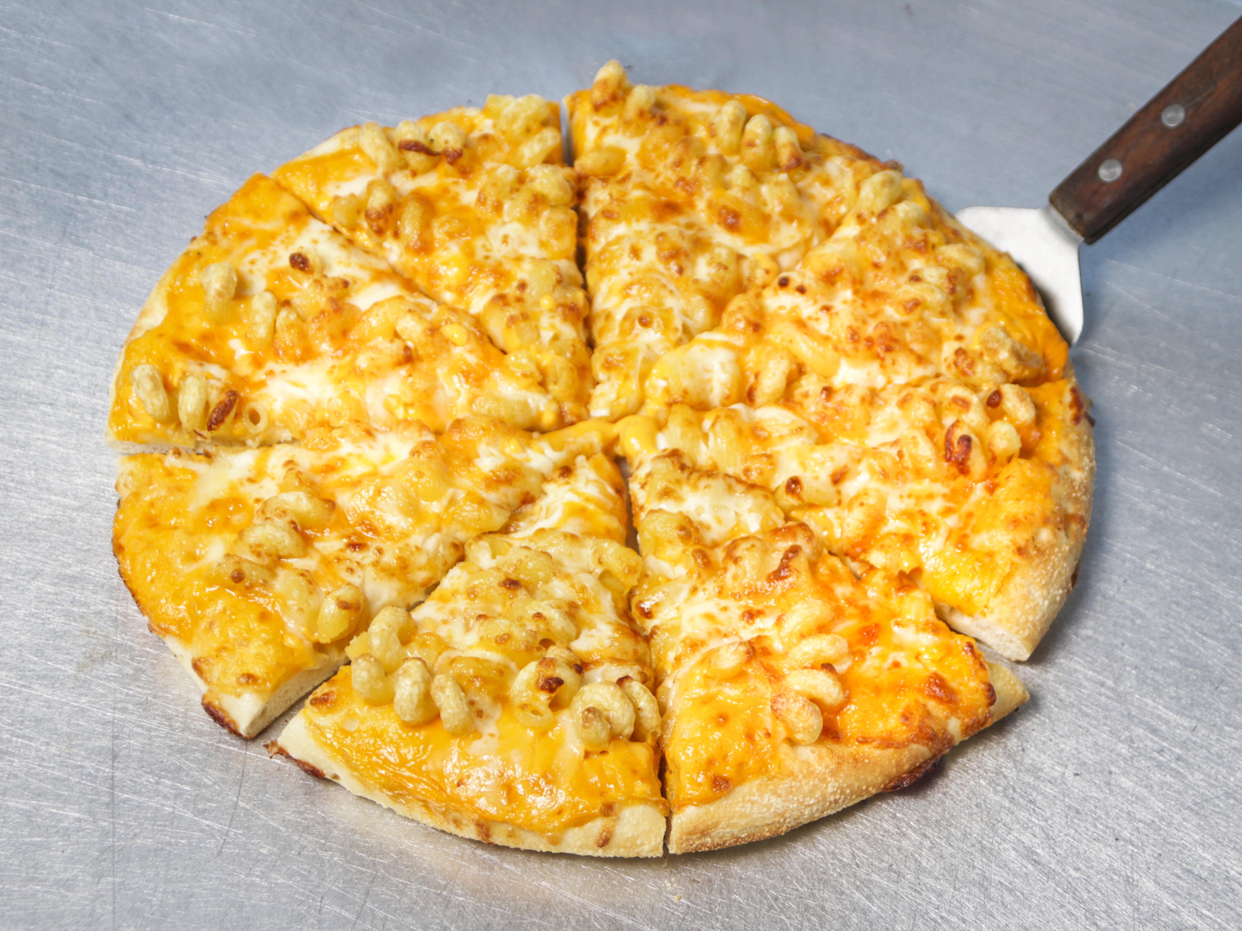 Order Mac and Cheese Specialty Pizza food online from Dave Pizza Buffet store, New Baltimore on bringmethat.com