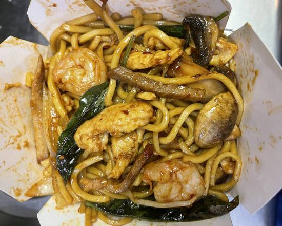 Order Spicy Basil Combination Lo Mein  food online from Asian wok cafe store, Alexandria on bringmethat.com