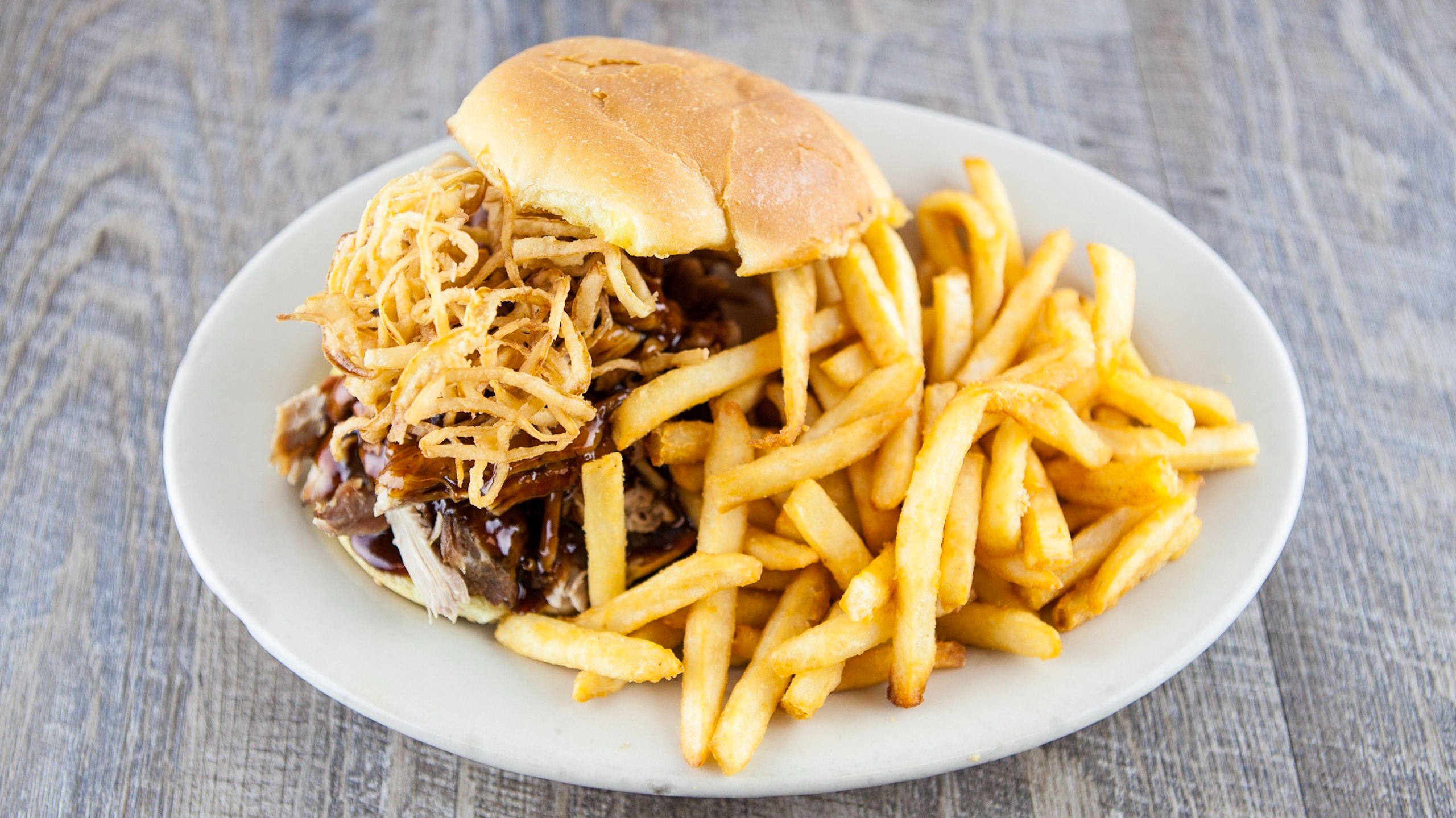 Order House Smoked Pulled Pork Sandwich food online from Fitz's store, University City on bringmethat.com