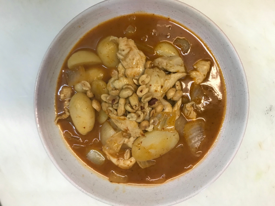 Order MASSAMAN CURRY food online from Kin sushi & thai cuisine store, Chicago on bringmethat.com